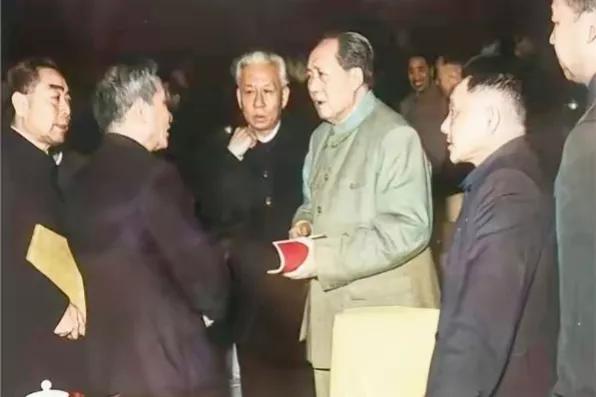 珍贵的一张历史老照片。
一张难得一见的历史老照片，这是什么场景，照片中毛主席对面