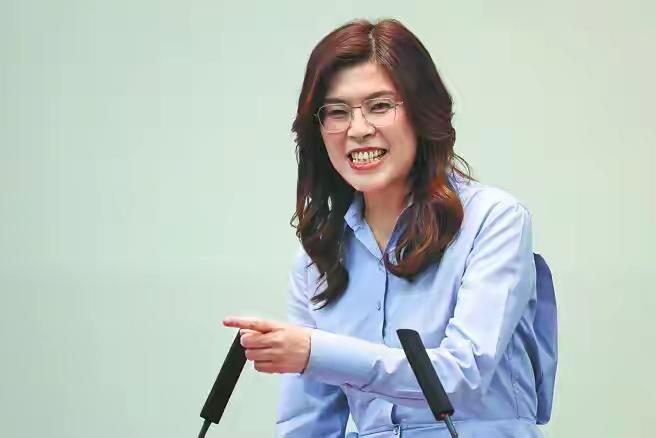 她能让台湾和平统一吗？
郑丽文早年曾是民进党成员，还担任过民进党籍的“国大代表”