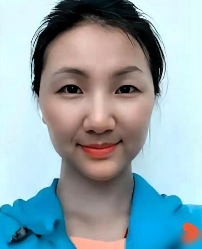 13年前，一架飞往乌鲁木齐的客机升至5000米高空时，一位空姐突然推着餐车猛撞驾