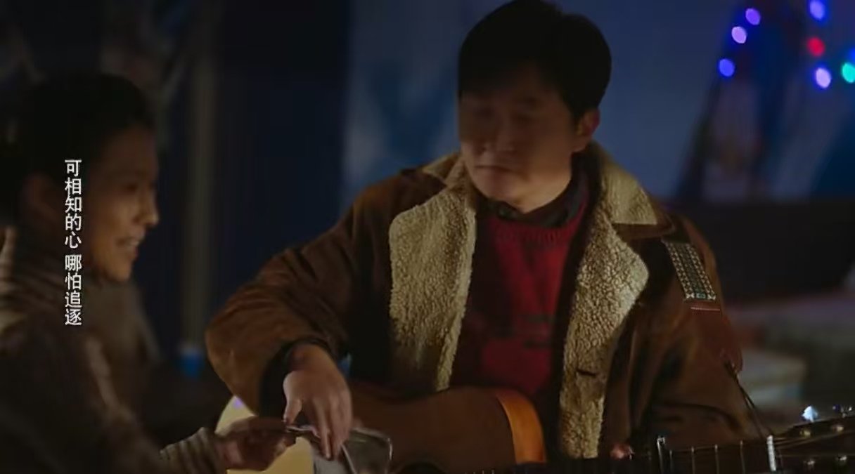 郭京飞别唱了我自己哭 郭京飞别唱了我自己哭！看到老舅因舅妈车祸，在路边摊卖唱凑钱