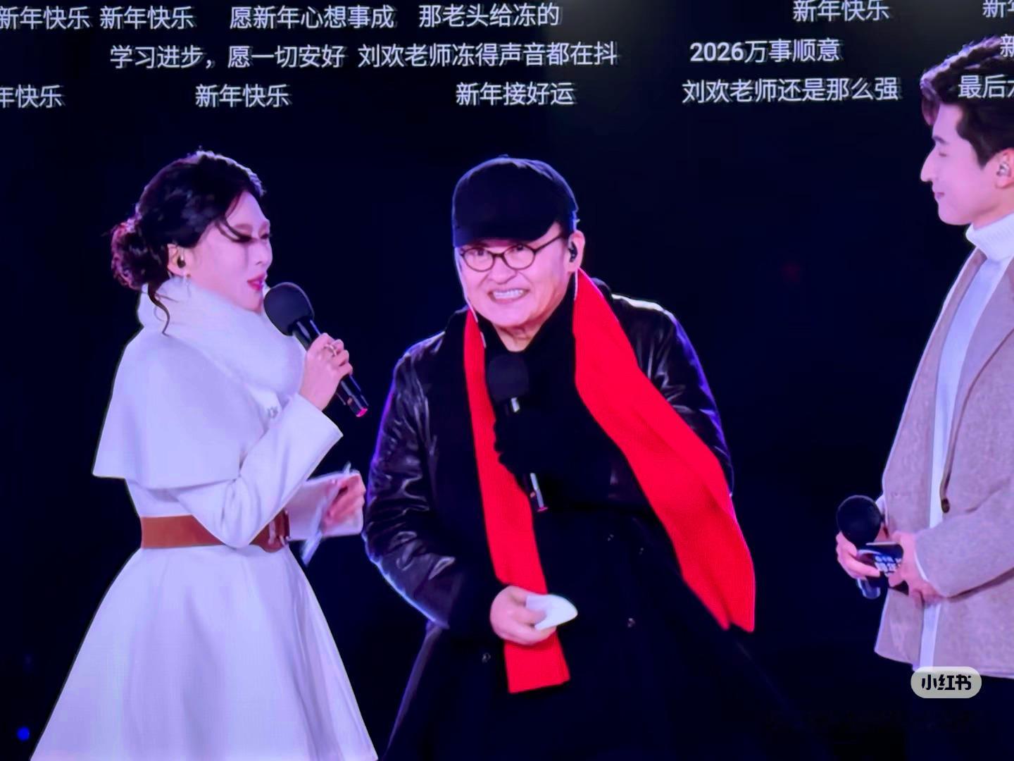 刘欢去世今年还参加了bilibili的跨年晚会，当时被金山沙滩的海风吹得凌乱，没