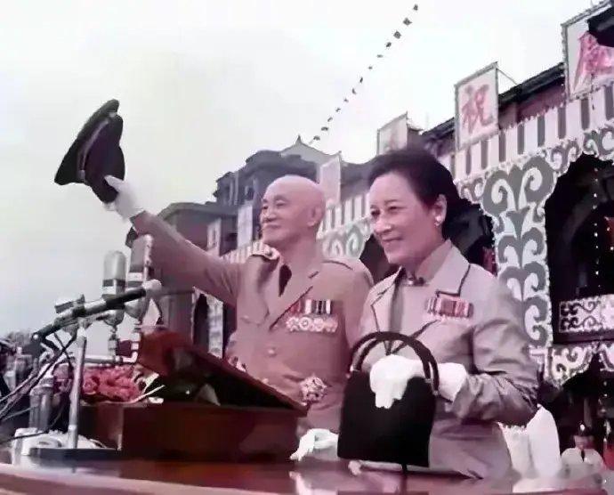 1971年，宋美龄参加活动时一张留影，她身着军装 