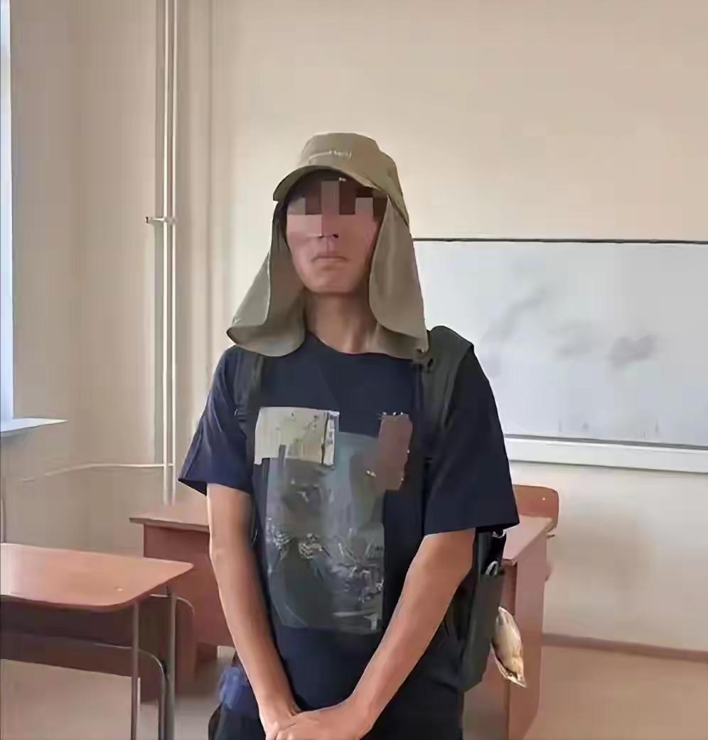 网传南京籍陈某某，在莫大校园里将旭日旗披在身上——南京人身披屠城仇敌的旗帜，历史