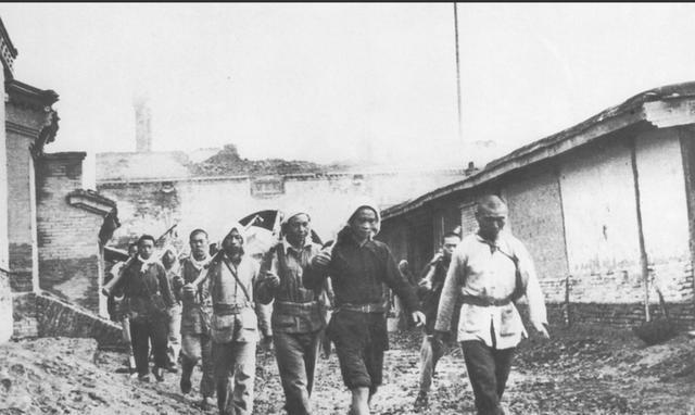 1942年，70多名八路军在寺庙入睡。一战士半夜小便，忽然瞪大眼睛，高喊：“鬼子