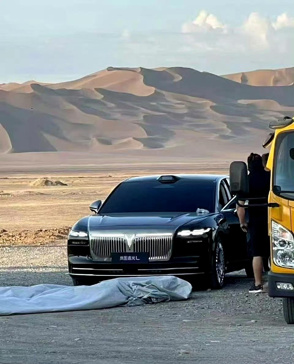 岚图追光L，以及岚图的“库里南”，泰山中大型SUV。
这两个车，一看就很尊贵，长
