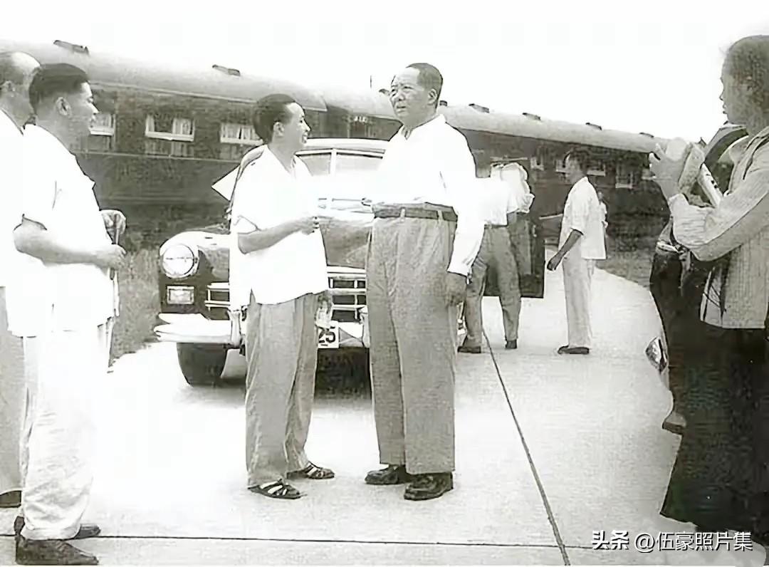 1965年5月，毛泽东主席上南方视察路过济南时，在济南火车站接见山东省委第一书记