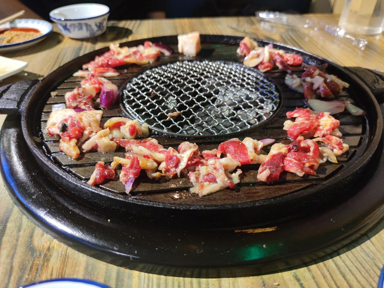 中午跟老公正在饭店，吃着齐市烤肉！

老公的朋友电话打了过来，说他们已经到了三亚
