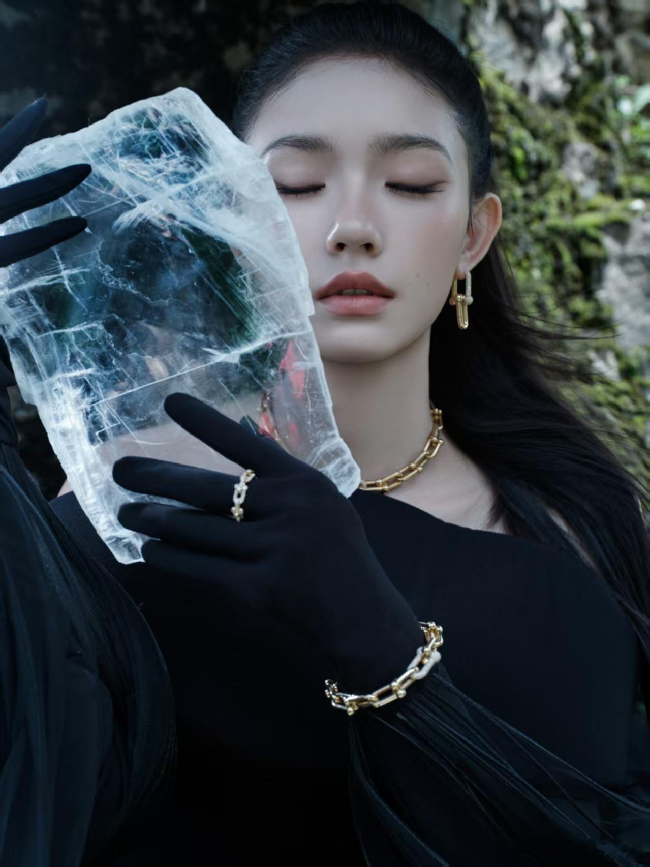 林允好长好抽象的袖子林允泼墨画里的女侠没人能hold住的超长袖子，林允VOGUE