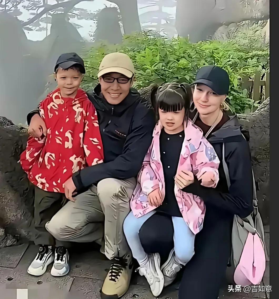 幸福之家，从笑得像花儿一样的脸蛋上看出来的[笑]
希望他们一家子一直幸福下去……