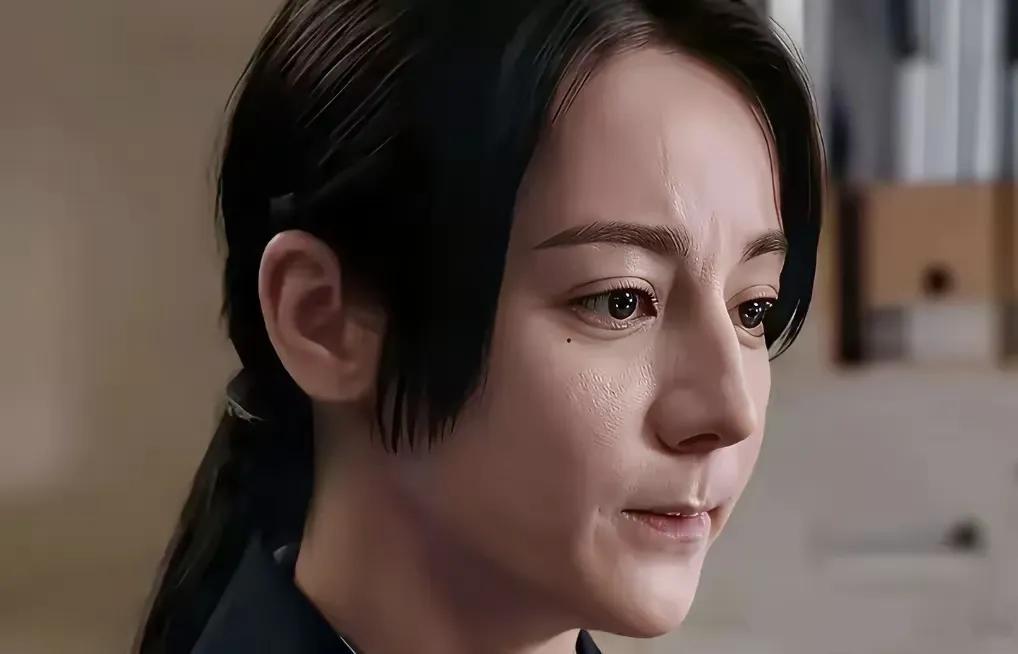新疆的美女好像比较容易衰老。
看看迪丽热巴，
她出生于1992年，现在也才33岁