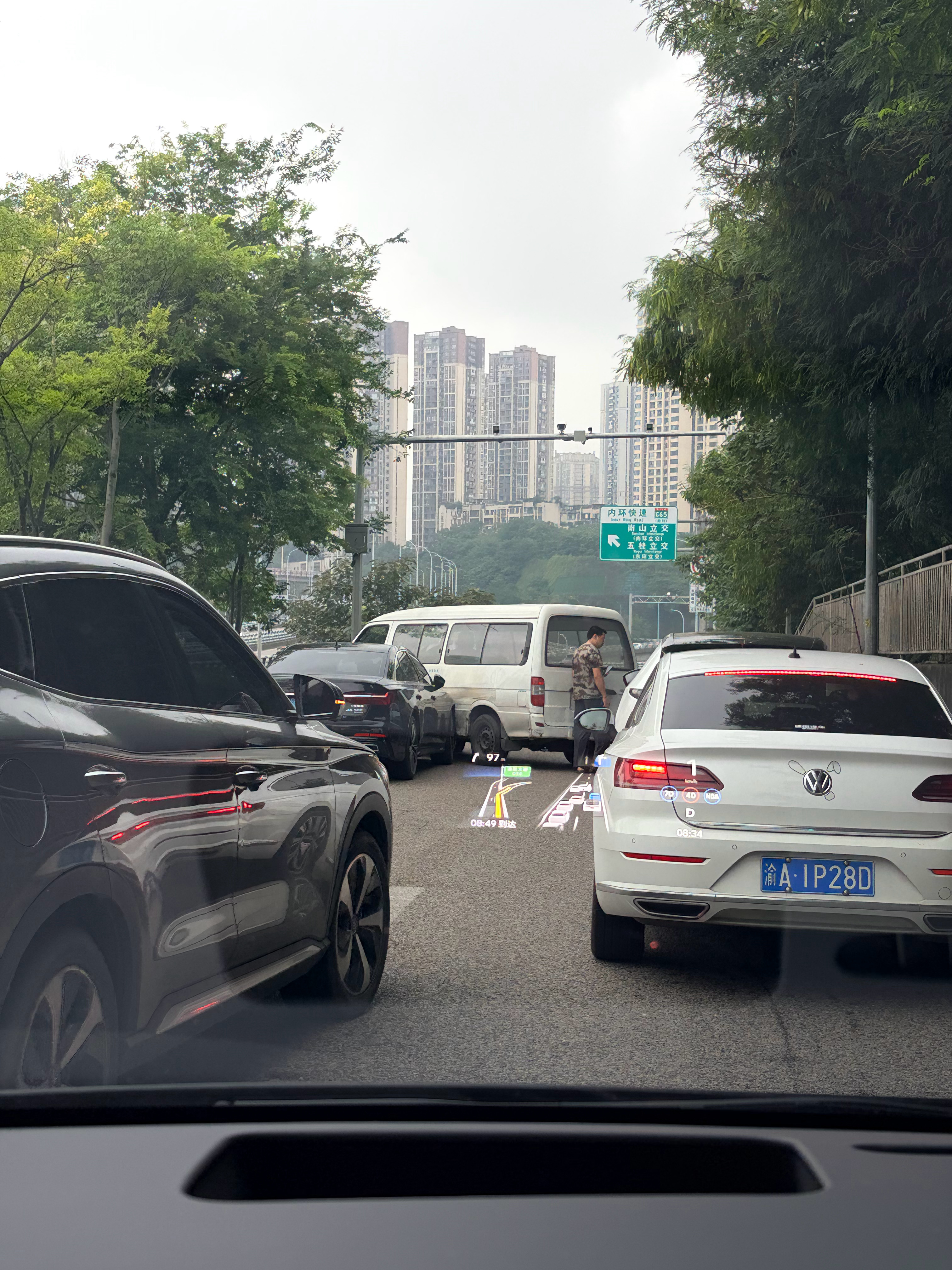 早高峰闸道口出这种事故简直了，还好给大家留了条缝。