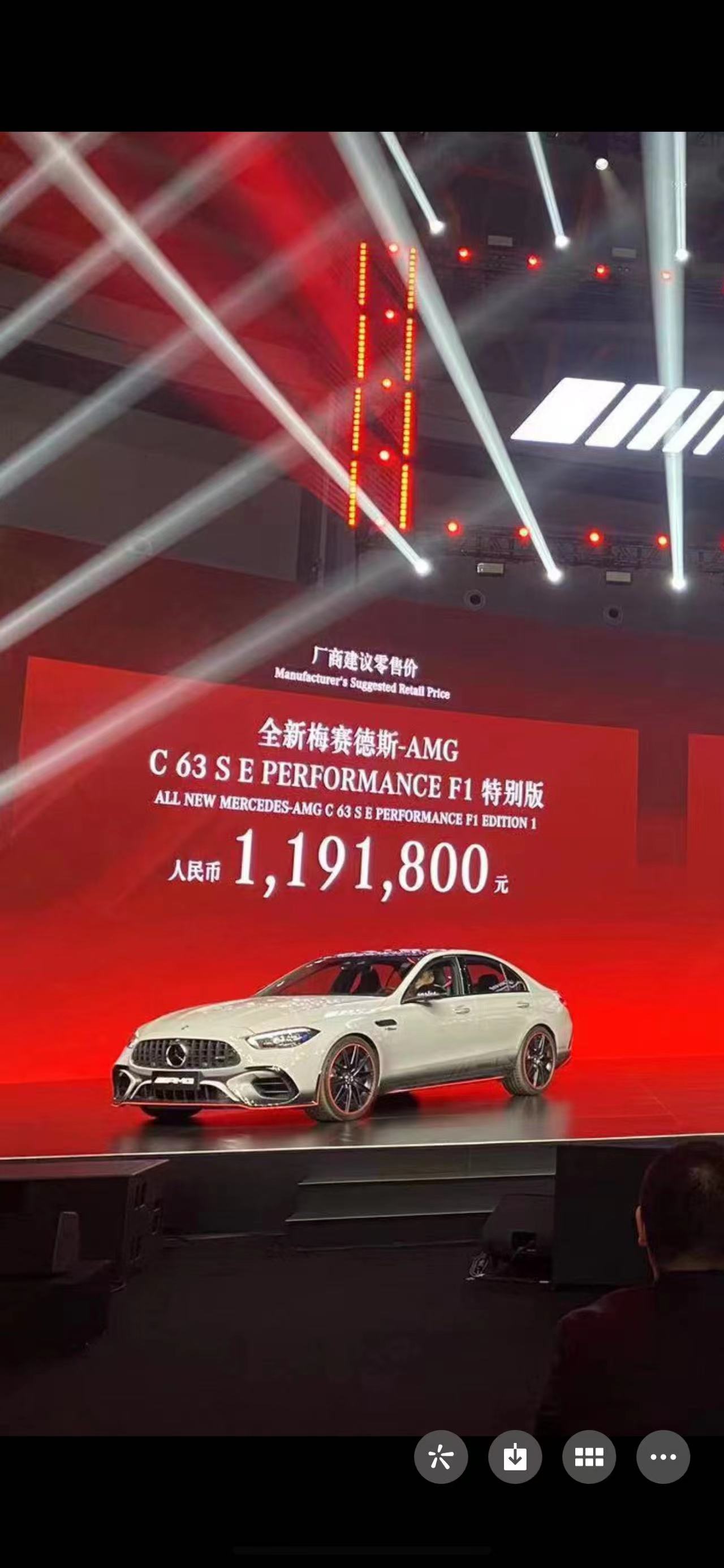 2吨多车重，稳当，压得住，底盘扎实。[doge]2.0T省油环保，V8太笨重，还