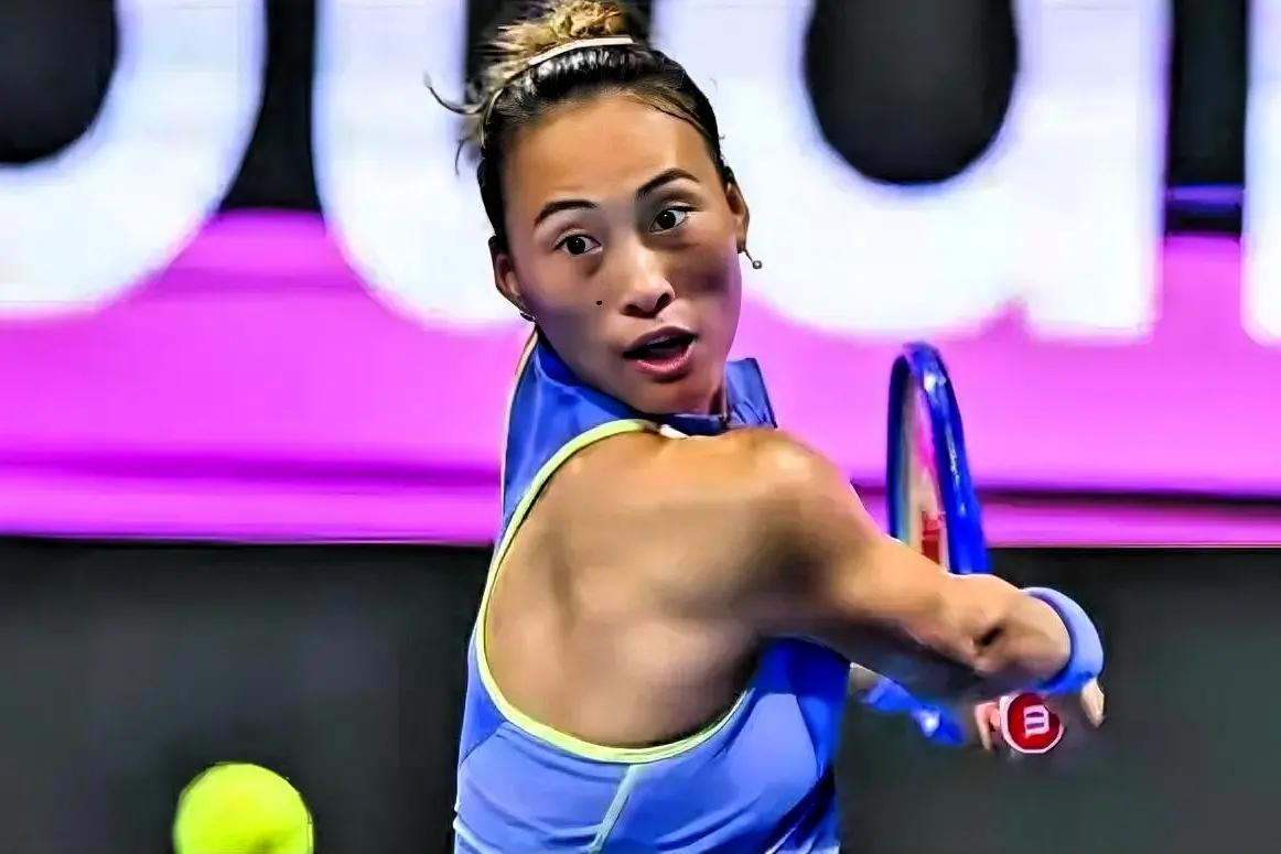 如何提升郑钦文的发球稳定性？

提升郑钦文发球稳定性，核心是降波动、固动作、强二