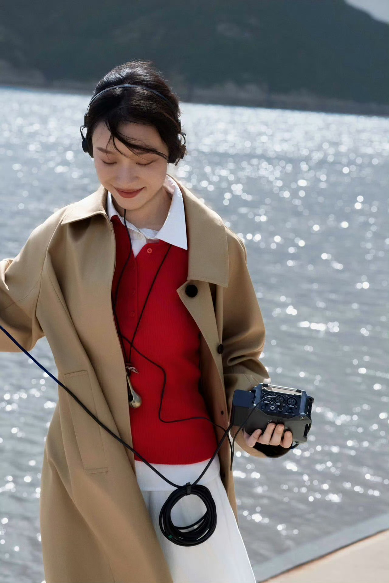 倪妮演绎播broadcast 2025秋冬广告大片「罗梦蒂克电台」。在山海之间的