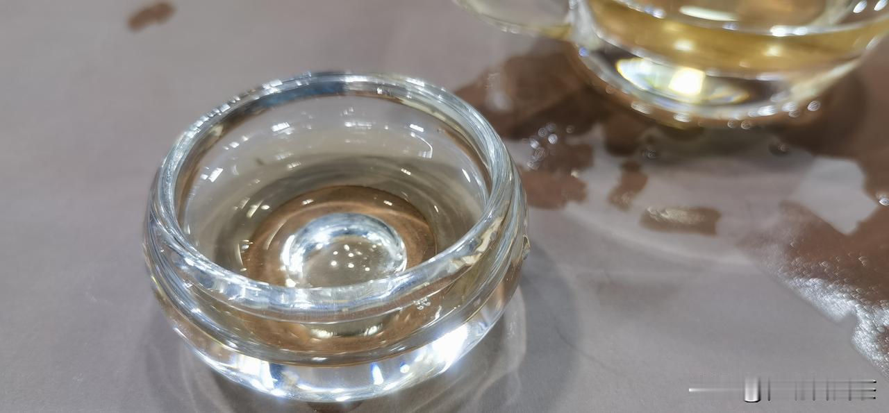 常常会生出这样的感慨：若是不做茶，这辈子，或许会是另一番悠闲光景。
 
守一间不