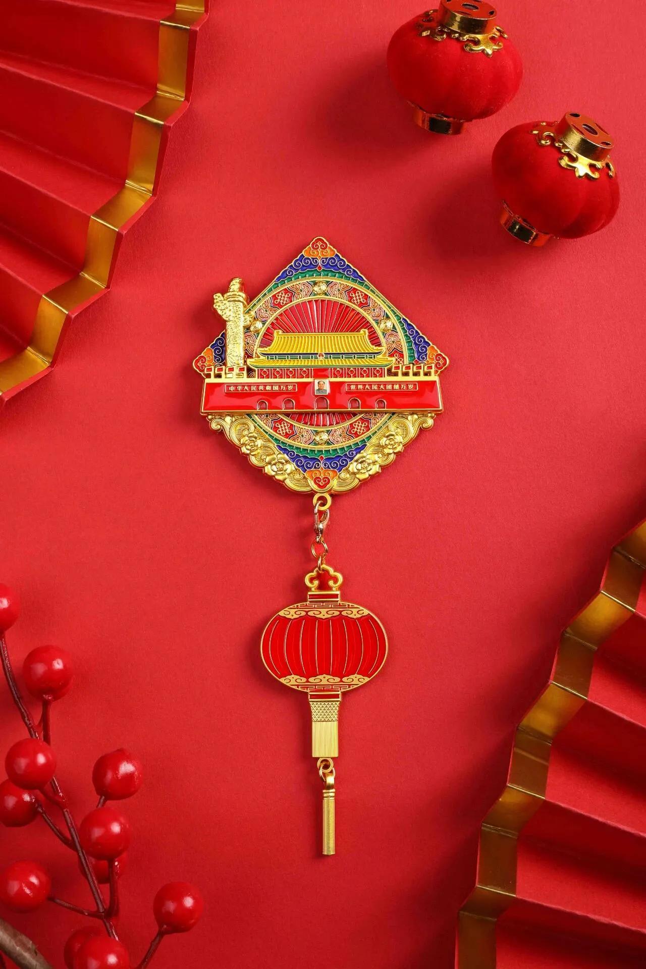 国潮真的太牛了，这不哪吒2票房都快150亿了～
就连天安门大红灯笼🏮冰箱贴 都