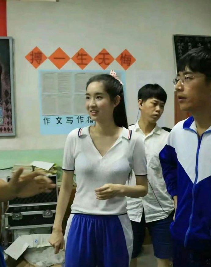 高中生校服这么透吗？ 
