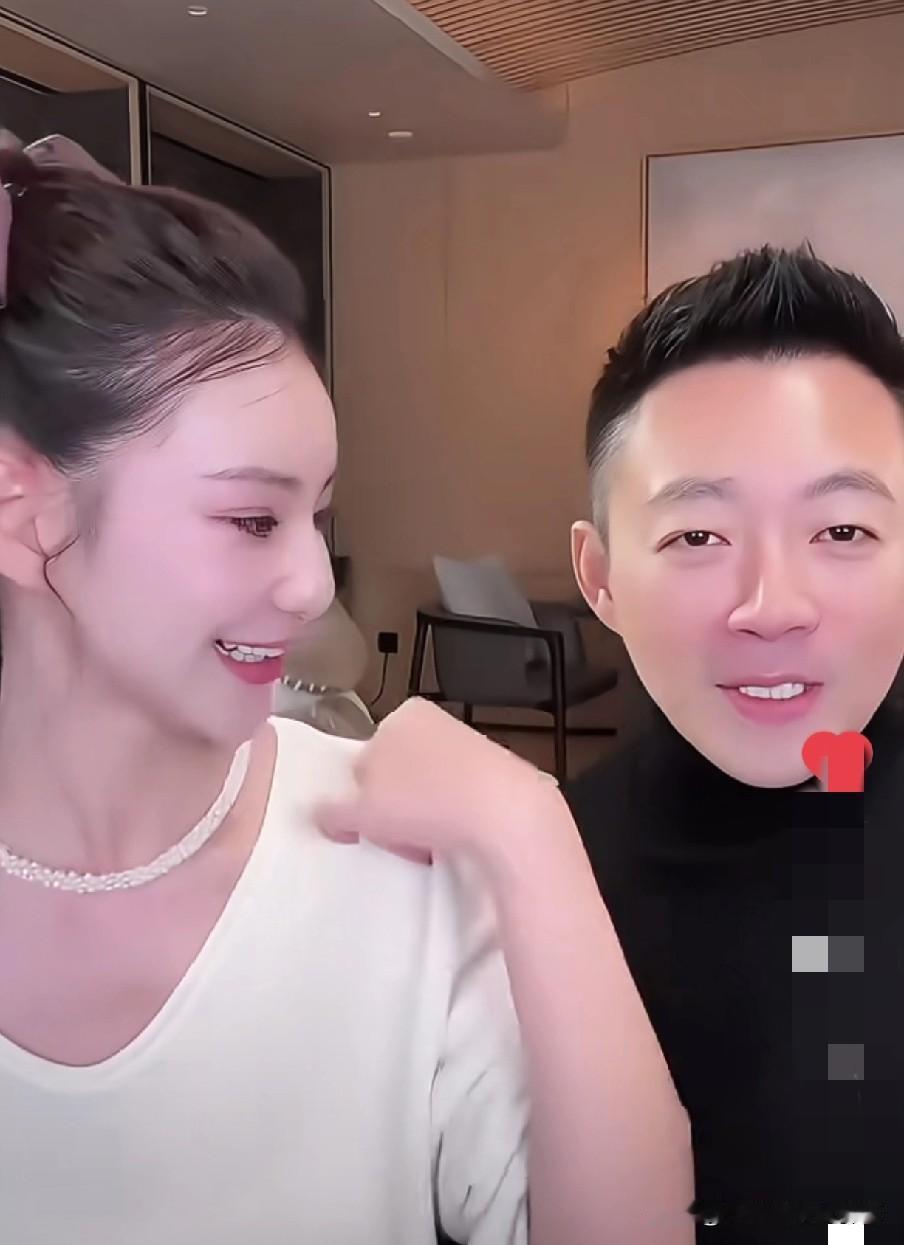 汪小菲和马筱梅的日常生活还真是挺甜。

汪小菲看马筱梅直播，会打滴滴回家陪她。