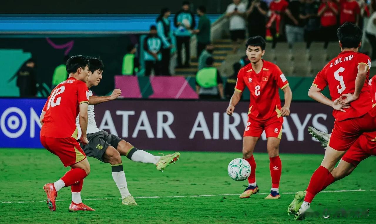 蒯纪闻助攻向余望，拜合拉木助攻王钰栋，国足的两套锋线组合都完成了进球和助攻，国足