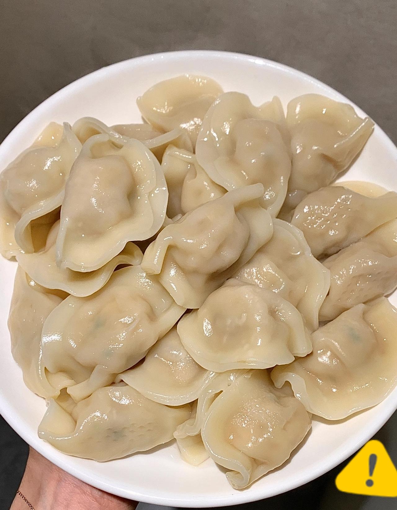 我吃饺子就认准一个理：能省事就绝不瞎折腾！
每次想吃饺子，直接去超市拎一袋现成的