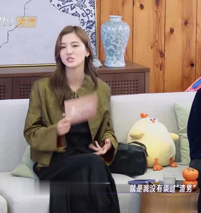 何猷君下意识的反应，简直是令人猝不及防！

奚梦瑶带着他一起快问快答，何猷君起初