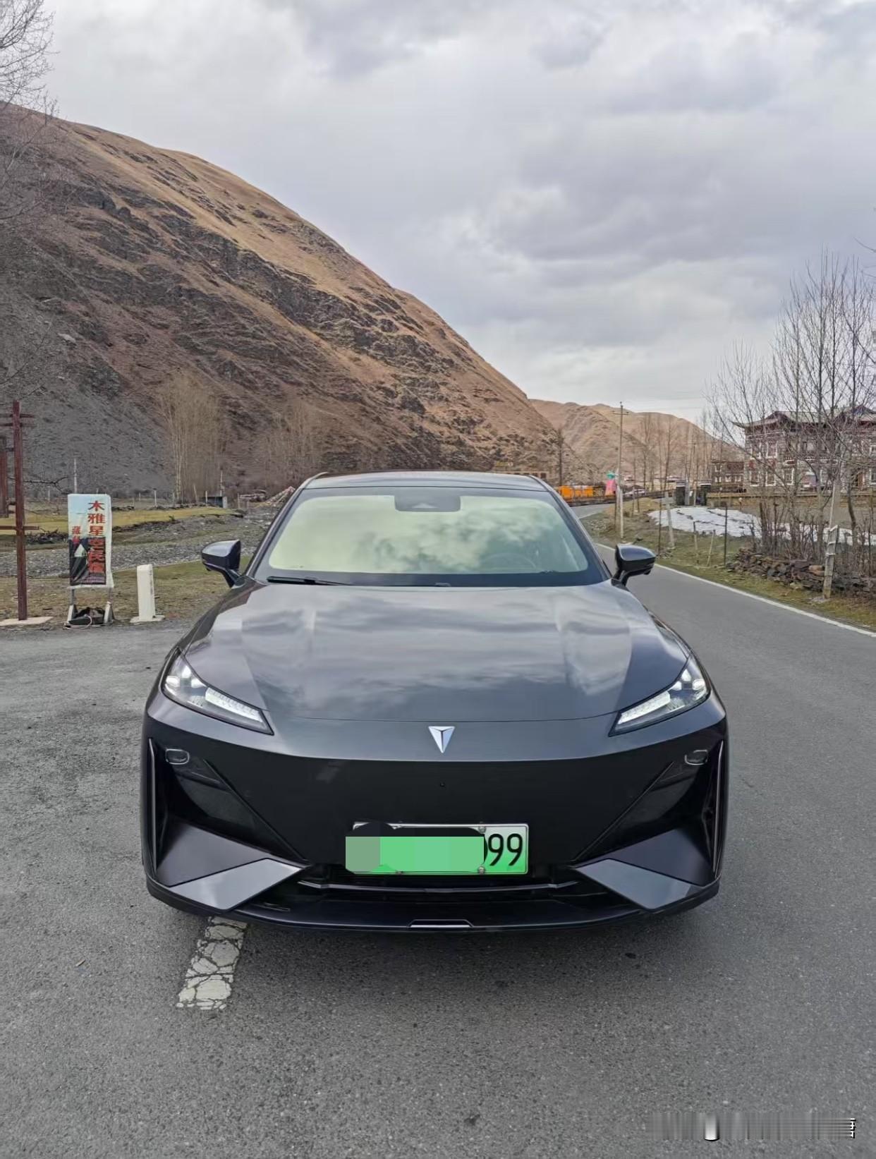 表姐最近老去山上捡栗子，
上周末表姐让我开她的深蓝SO7陪她去捡栗子，
面对着山