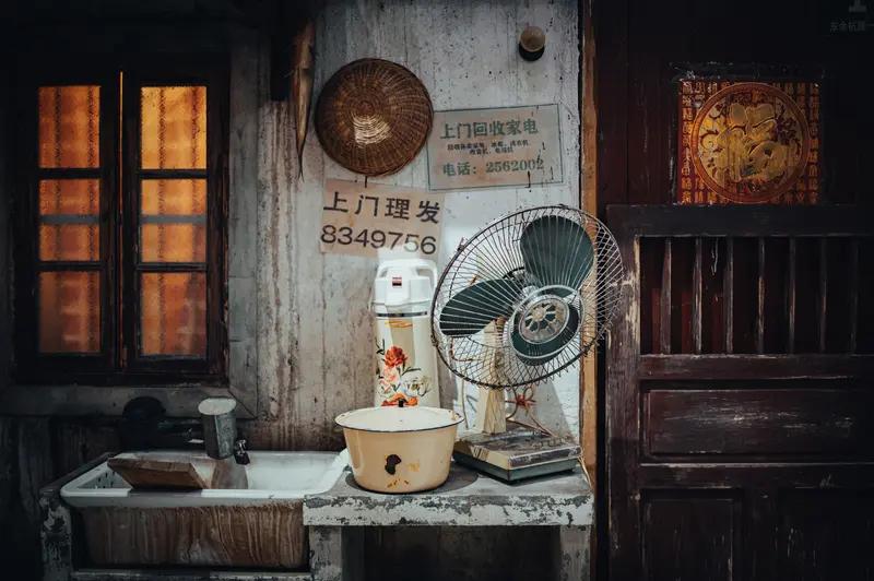 幸福不是宏大叙事里的巅峰时刻，而是日常缝隙里的微光。 它可能藏在通勤路上突然听到