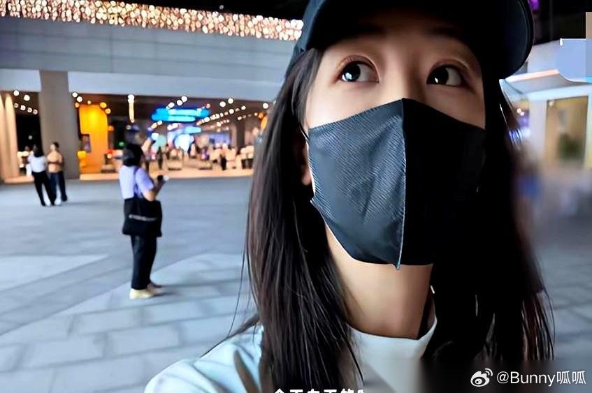 演员最大的底气，原来是敢在镜头前“不漂亮”。 35℃高温，杨紫一张路透照，妆花了