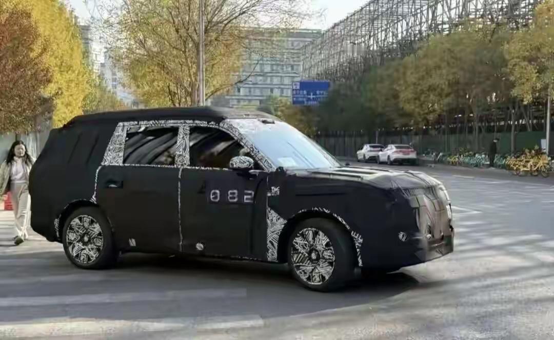 小鹏G01谍照和渲染图都来了，网友戏称「岑村揽胜」，外观看起来确实有点类似路虎揽