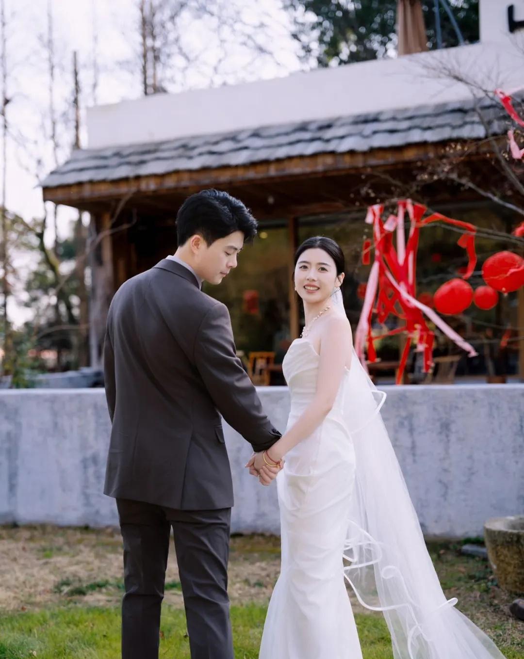 湖州婚纱摄影的变化，比你想象中还要快。2023年，户外婚礼占比飙升到65%，德清