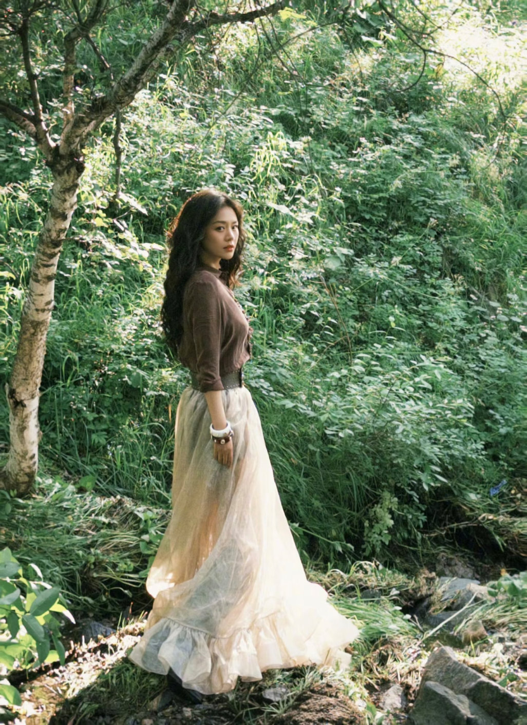 马思纯旅拍状态同样的光线花海，别人拍照显疲惫，她一笑直接梦回黎吧啦时期。最好的成