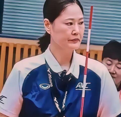 一场女排决赛，观众通常只记得谁扣球得分、谁拦网封死对手。可杭州亚运会那晚，站在裁