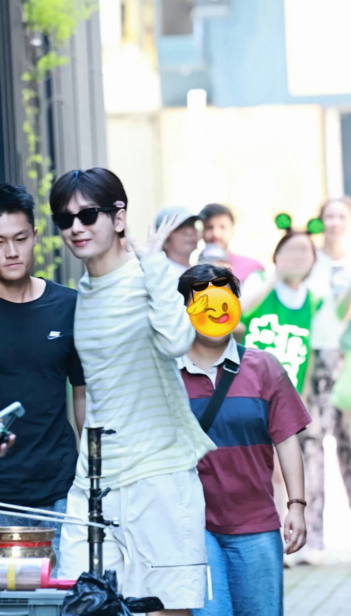 哥哥好温柔好可爱。后面的果子也可爱。哈哈哈 