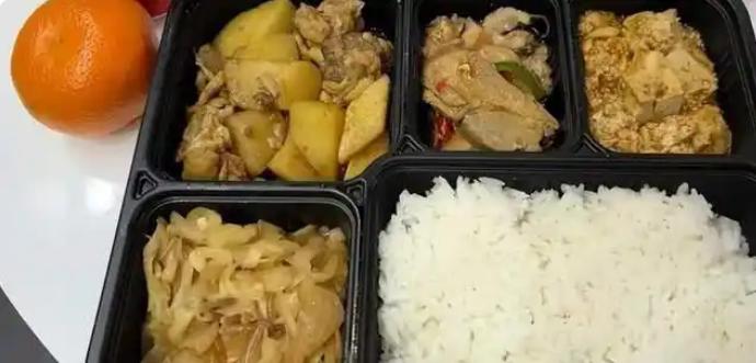 德国投毒！
上百位中国人集体中毒！

德国这顿盒饭太坑人。
二十欧的饭肉都发酸。