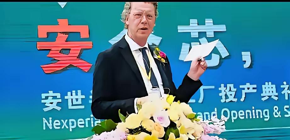 就在刚刚
荷兰安世突然宣布
10月31日，闻泰科技与荷兰安世的斗争，闻泰科技的立