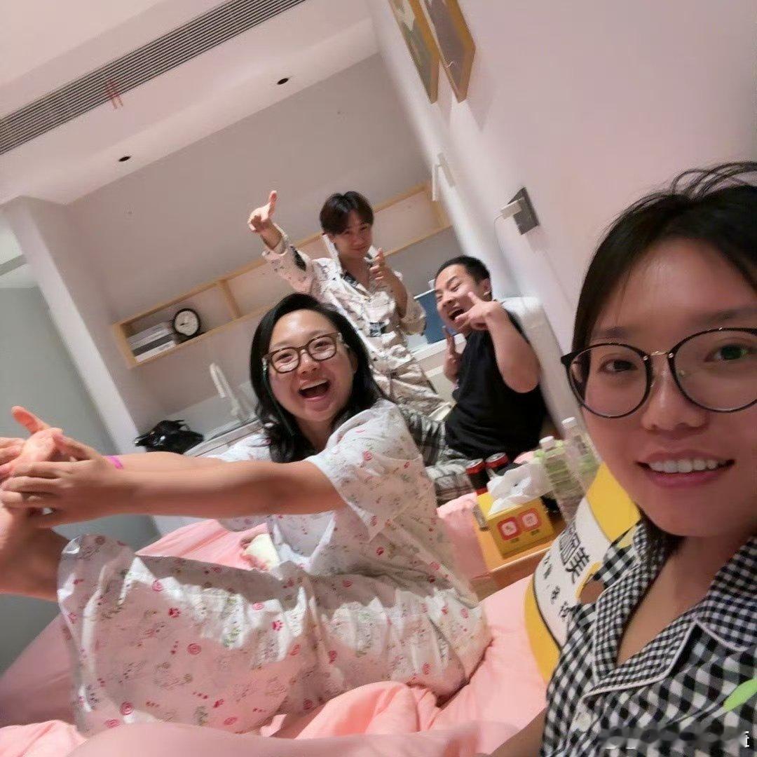 徐志胜贴脸杨超越认证心里只有650一见你就笑徐志胜对650是真爱吧！现场被问最好