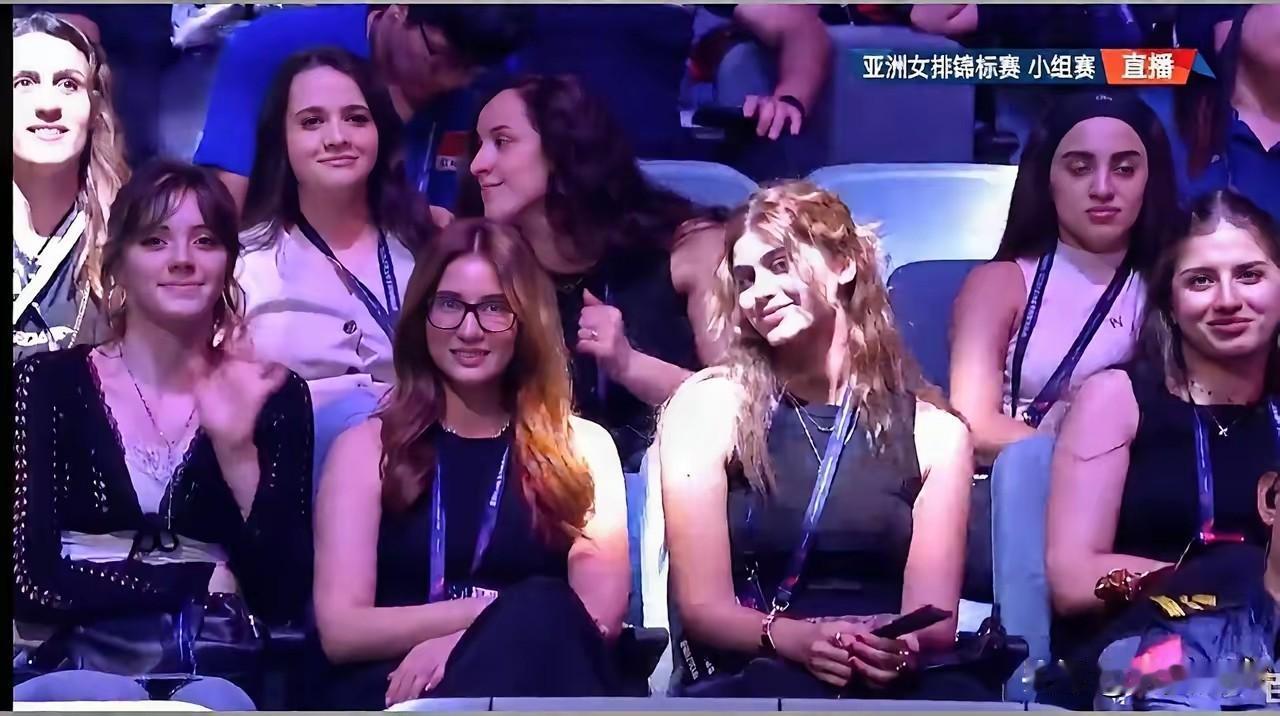 中国女排与伊朗女排的比赛，伊拉克女排的队员也来到了现场观看。
脱下运动装，穿上了