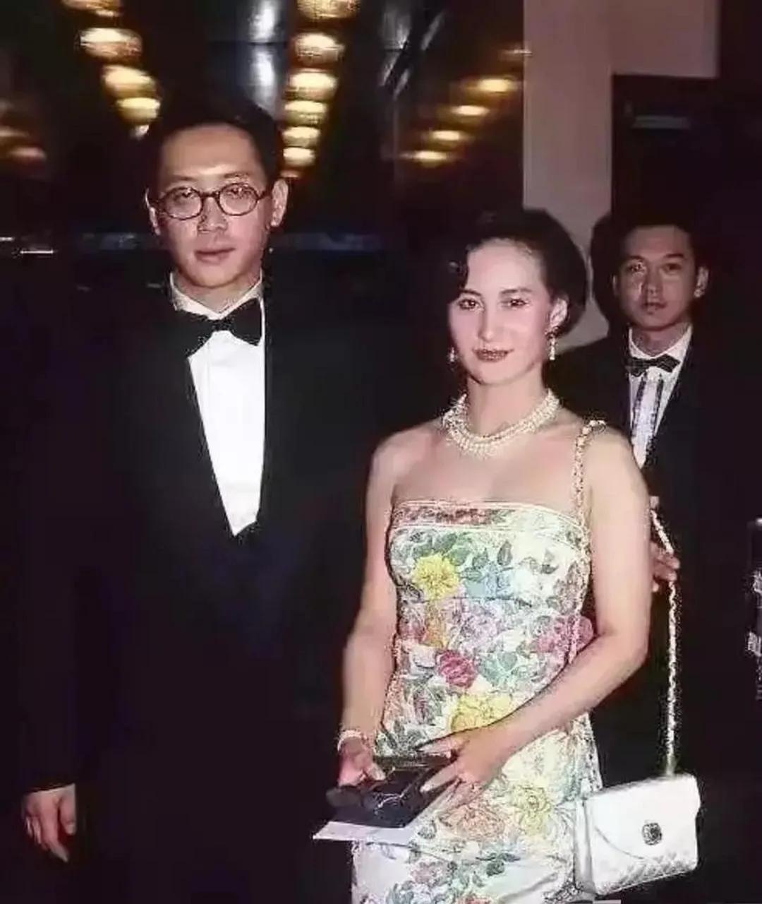当年他俩也是相当郎“才”女貌，可惜除了颜值都不相配