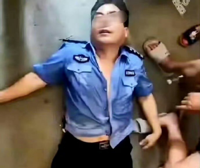 杨旭恒，连续救出51人后，被巨浪冲走、失联10多个小时后，凭借过硬的身体素质和顽