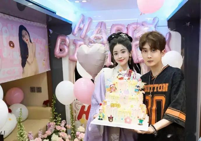 11月27日，娜扎经纪人李登科发文卸任，说因个人职业规划新方向，结束和娜扎两年多