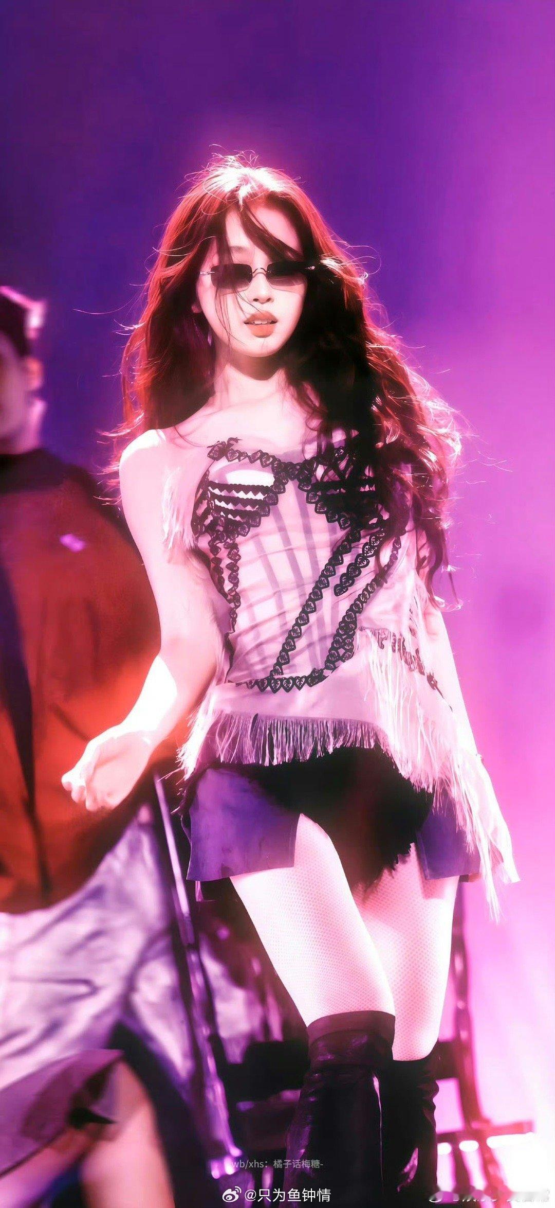 虞书欣把追光留给伴舞 在这个强调个人魅力的行业，虞书欣选择赞美集体。她坚持让伴舞