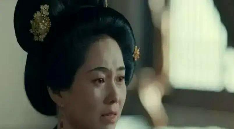 零下十几度，上千人雪地里硬扛。导演不要特效，就要演员嘴里那口真的白气。
 
三百