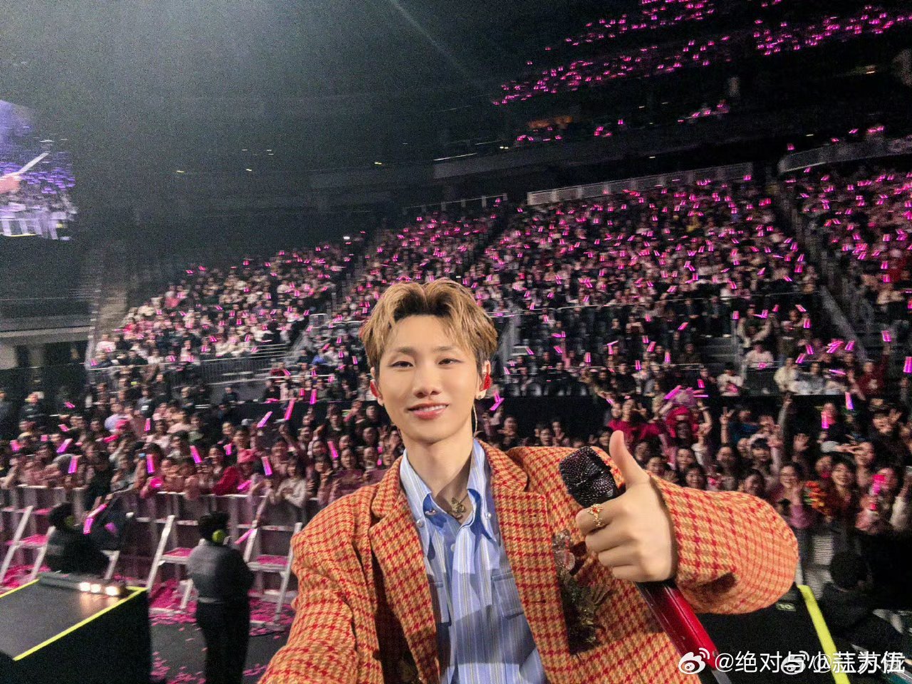 汪苏泷读了网友写的长文 汪苏泷西雅图演唱会读粉丝长文，把网上冲浪看到的感动搬到现