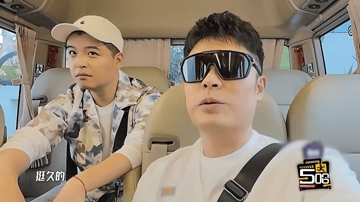 邓超迟到后小跑进场鹿晗没做发型所以戴帽子哈哈哈哈哈 邓超迟到的样子，让我想起了那