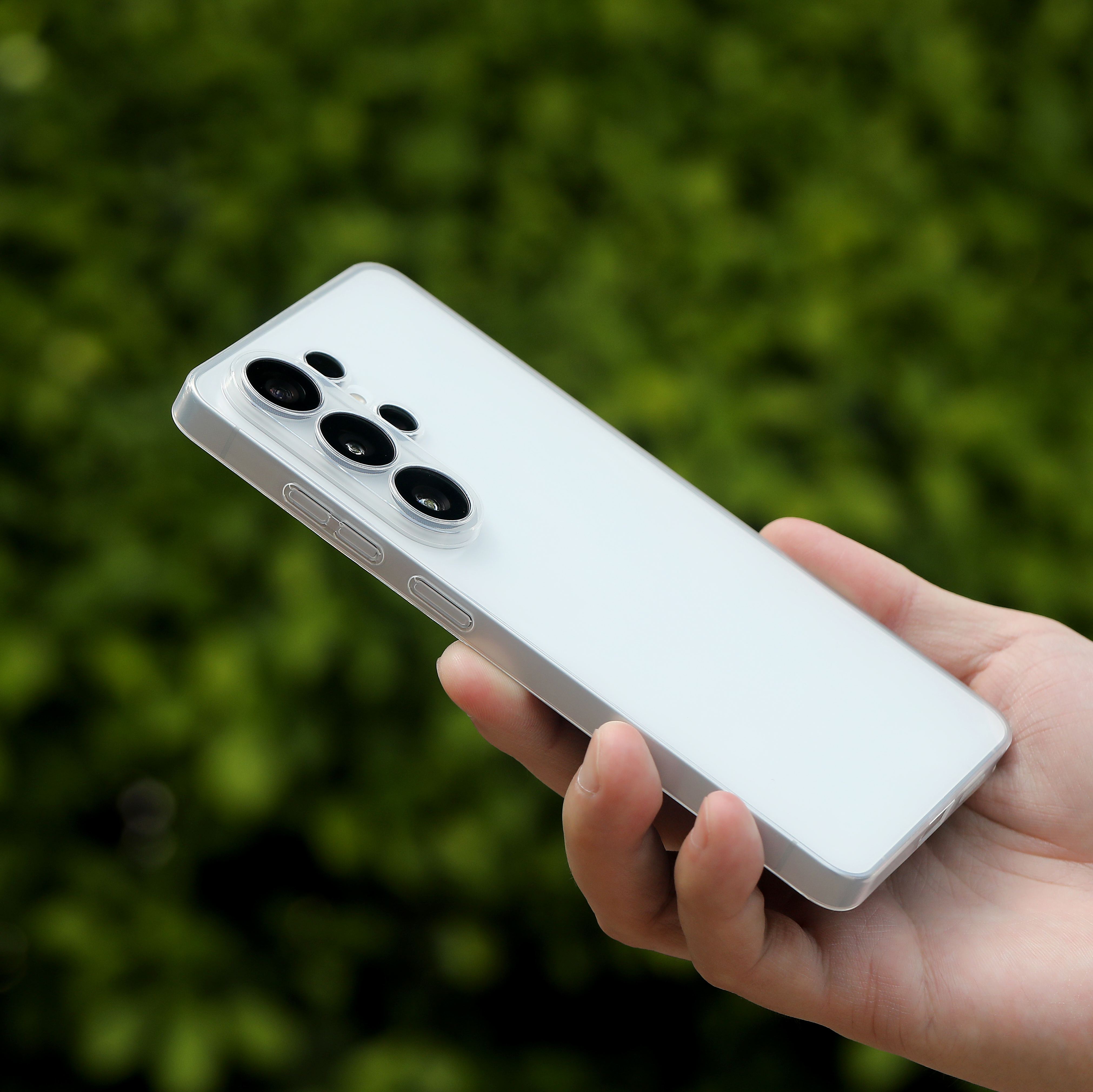 轻约 10 克的超薄亮面晶透，好看哦，高透明度不发黄搭配 S26Ultra 白色