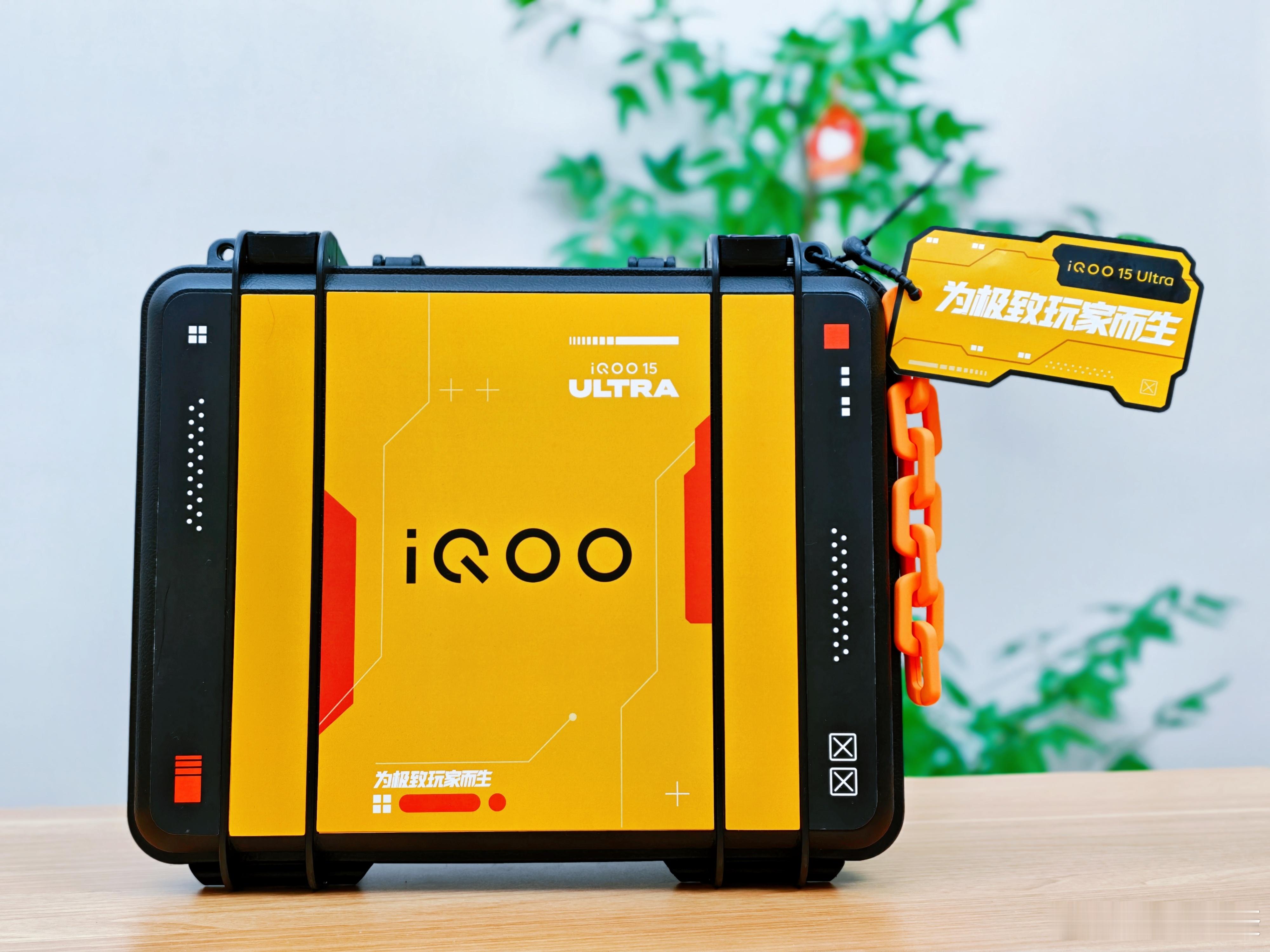 收到iQOO15 Ultra发布会邀请函，里面竟然是直播套装，有麦克风、补光灯、