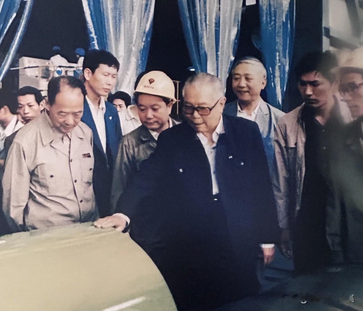 1988年5月25日，李先念视察武汉钢铁公司冷轧厂彩色涂层钢板车间。早在1949