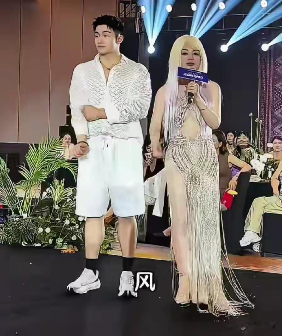 看完这场名媛聚会的画面实在感慨，于文红带着高大年轻男友亮相，穿搭大胆大方露出大半