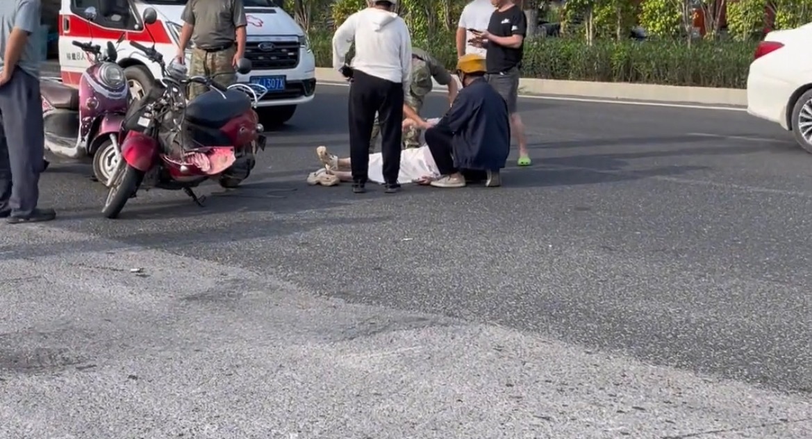 近日，玉林某火车站附近摩托和电车碰撞有人受伤，两辆车相距有10多米远的地方，受伤