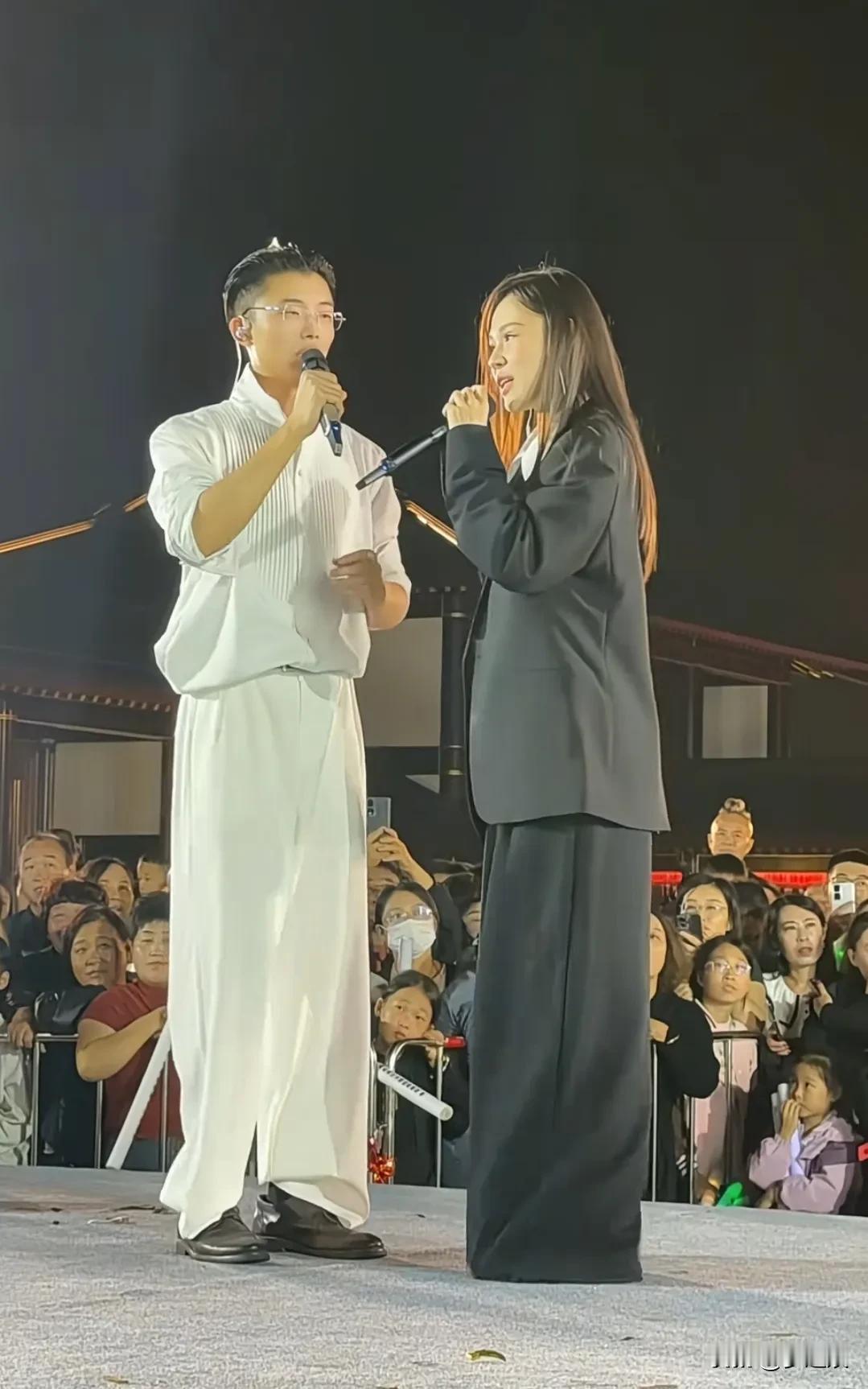 我觉得歌唱的还行，就是苏畅的裤子要不换一下吧，这是哪位穿搭师给搭配的！